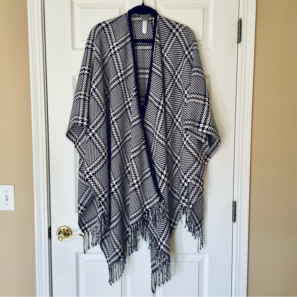 Ann Taylor Black White Plaid Blanket Wrap Ruana Tassel Fringe Shawl